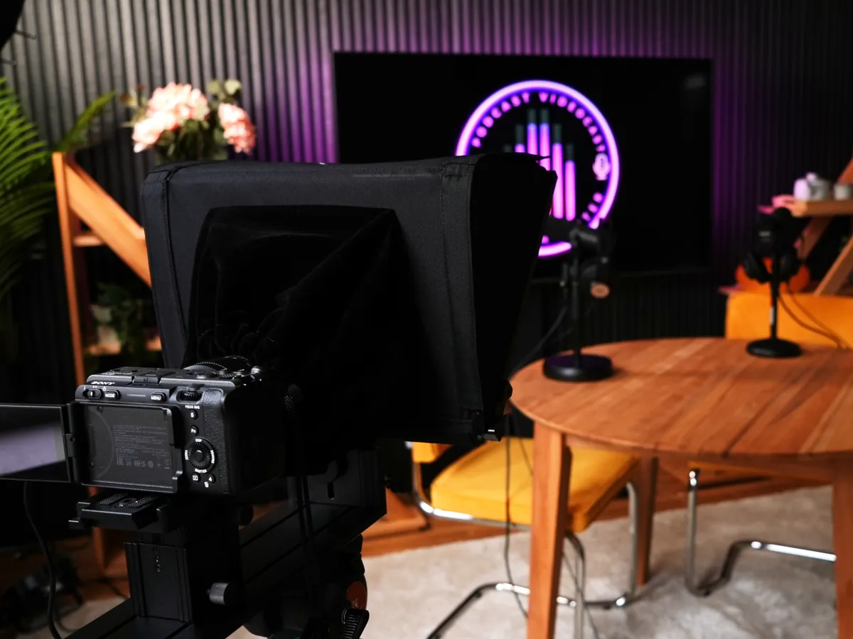 Kamera mit Teleprompter vor dem Aufnahmetisch im Studio Münster